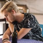 Os 4 estágios do alcoolismo para o alcoólatra funcional: um caminho para a dependência