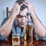 Alcoolismo no trabalho: como lidar?